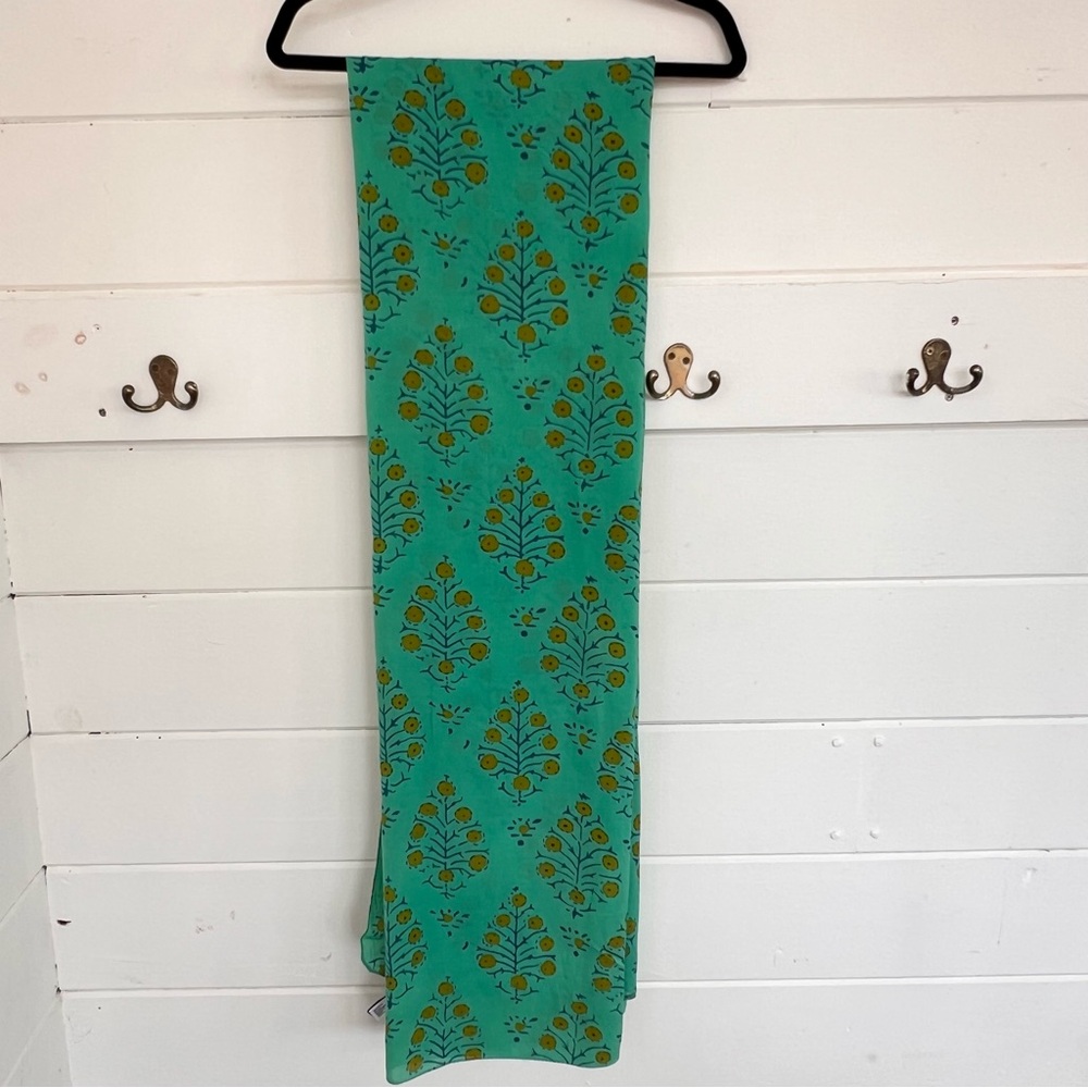 GAP Green and Yellow Leaf Pattern Scarf - Picture 9 of 10